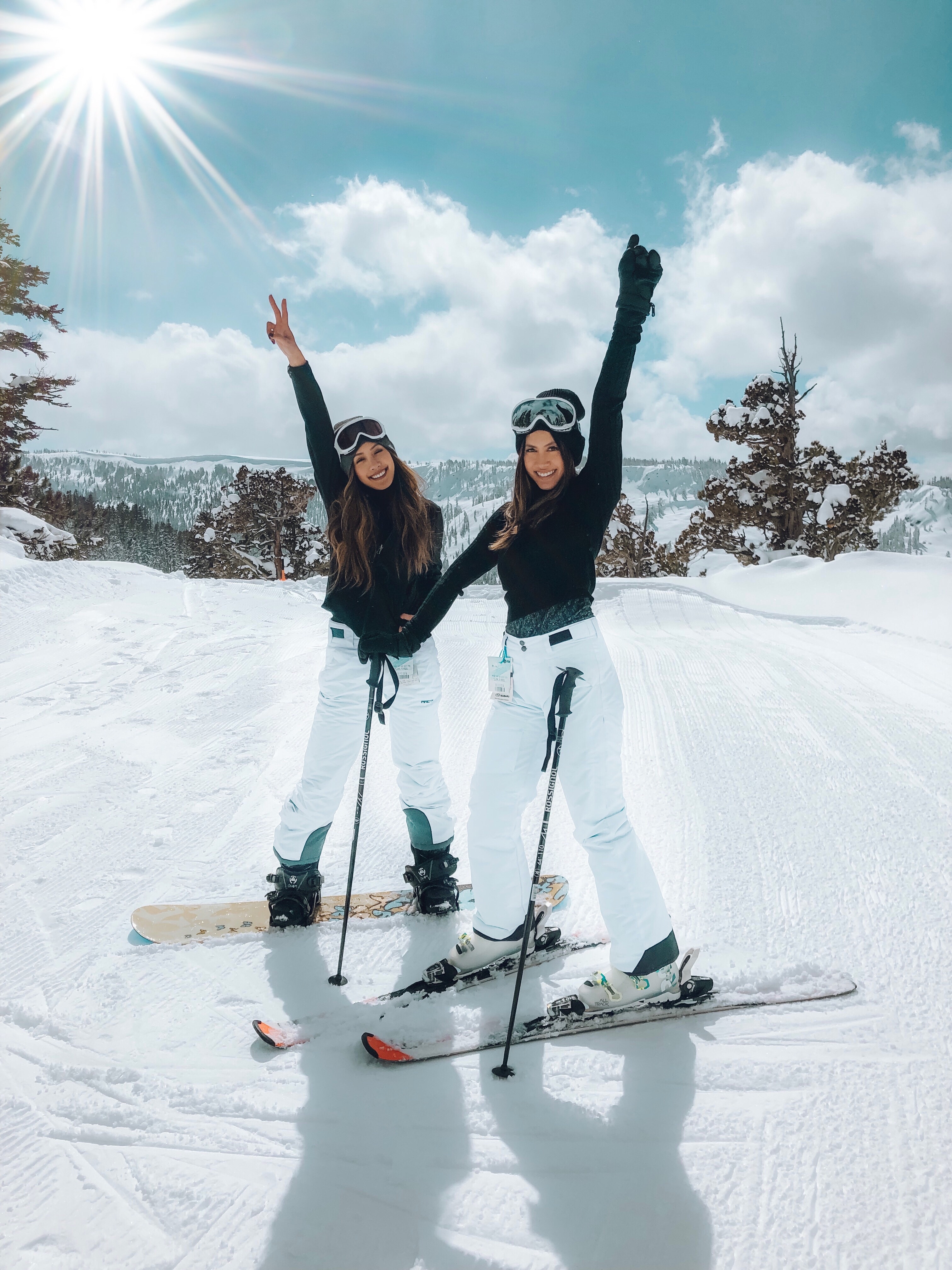 deux femmes sur des skis