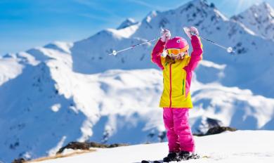 Enfant heureux au ski