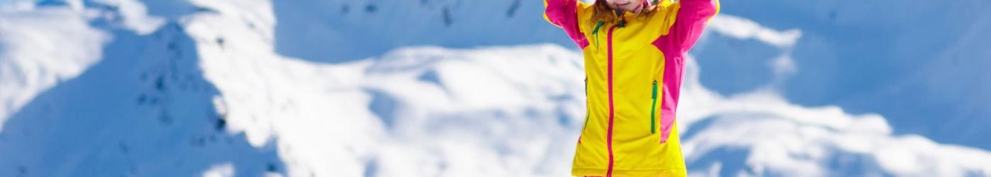 Enfant heureux au ski