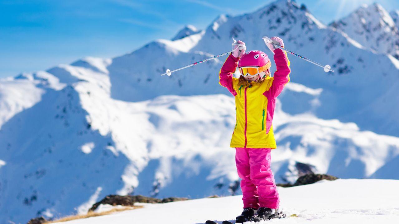 Enfant heureux au ski